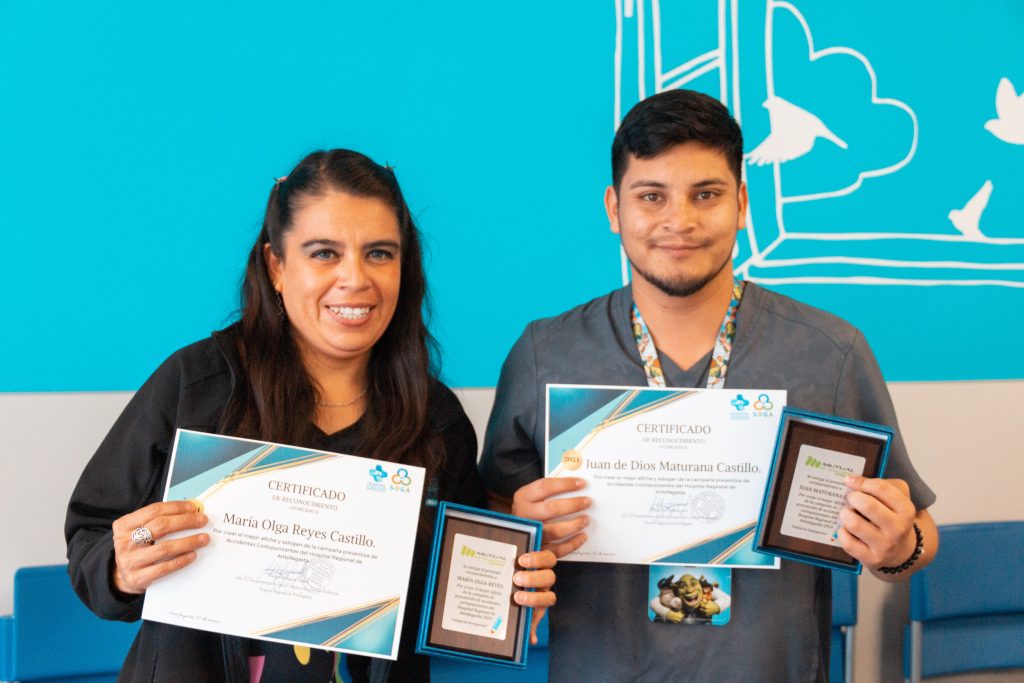 Ganadores de concurso de afiches: Juan de Dios Maturana - María Olga Reyes
